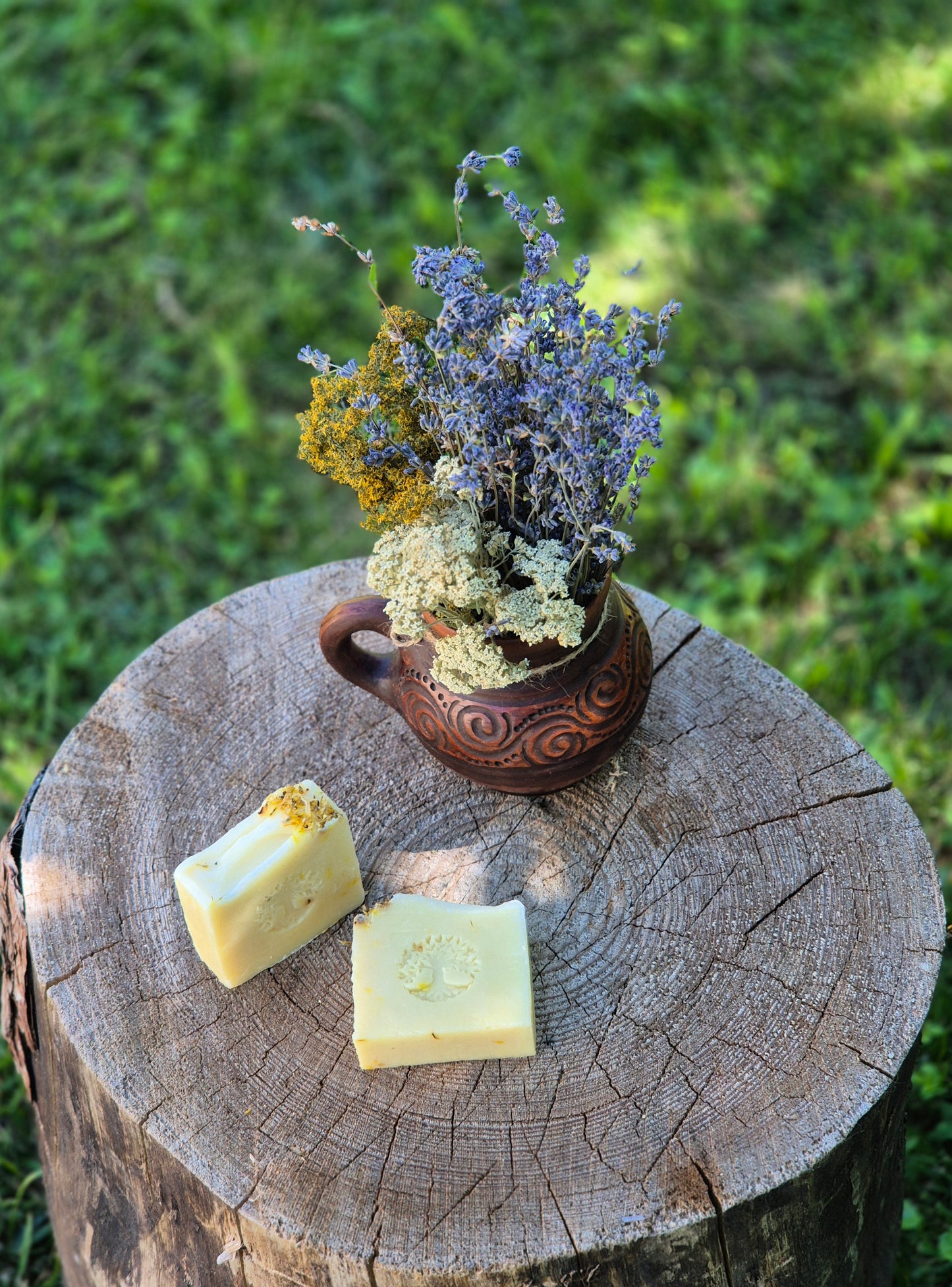 Săpun natural cu gălbenele, miere și mușețel - produs artizanal - Desculți în Natură