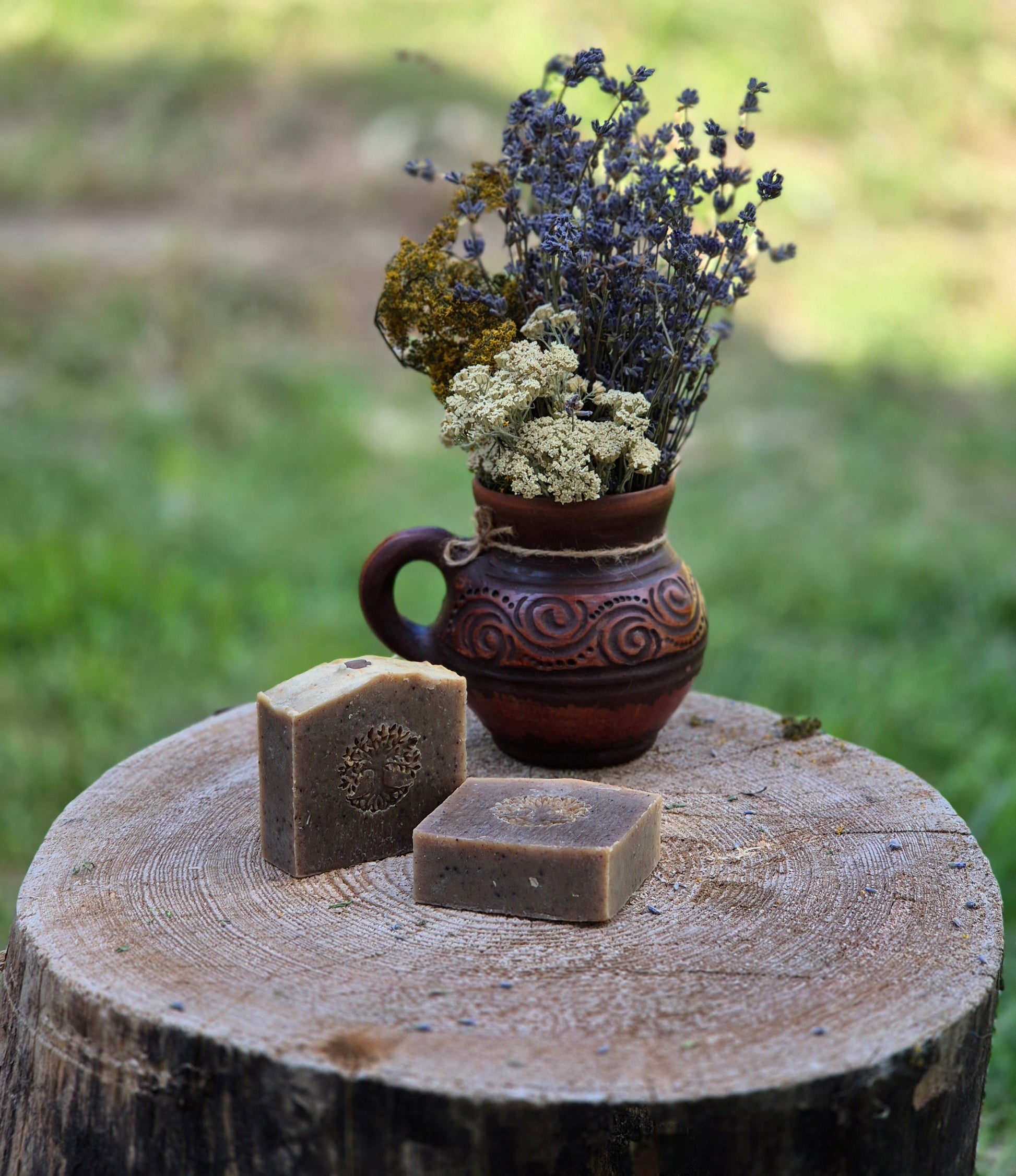 Săpun natural abraziv cu cafea și scorțișoară - produs artizanal - Desculți în Natură