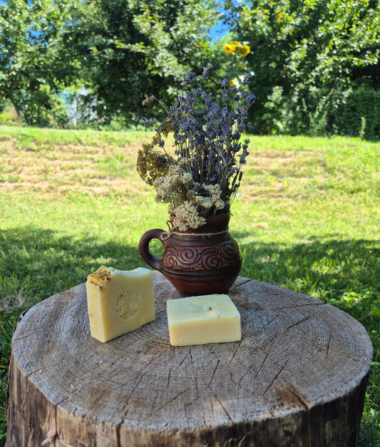 Săpun natural cu gălbenele, miere și mușețel - detalii textură și ingrediente naturale