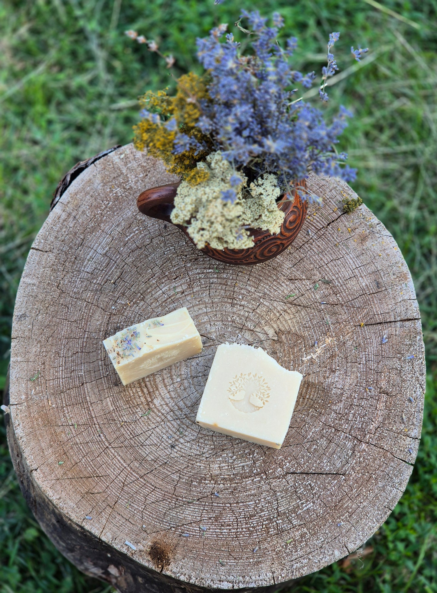 Săpun natural cu lapte de capră și lavandă - detalii textură cremă și ingrediente naturale.