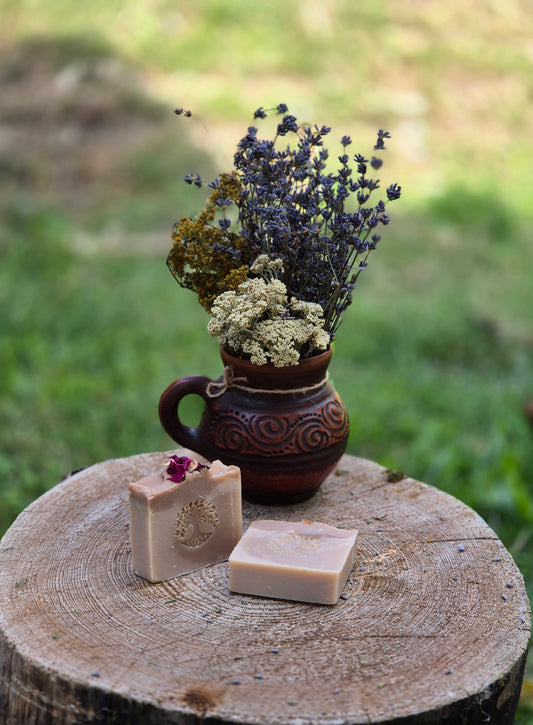 Săpun natural cu ulei de trandafir - produs artizanal - Desculți în Natură