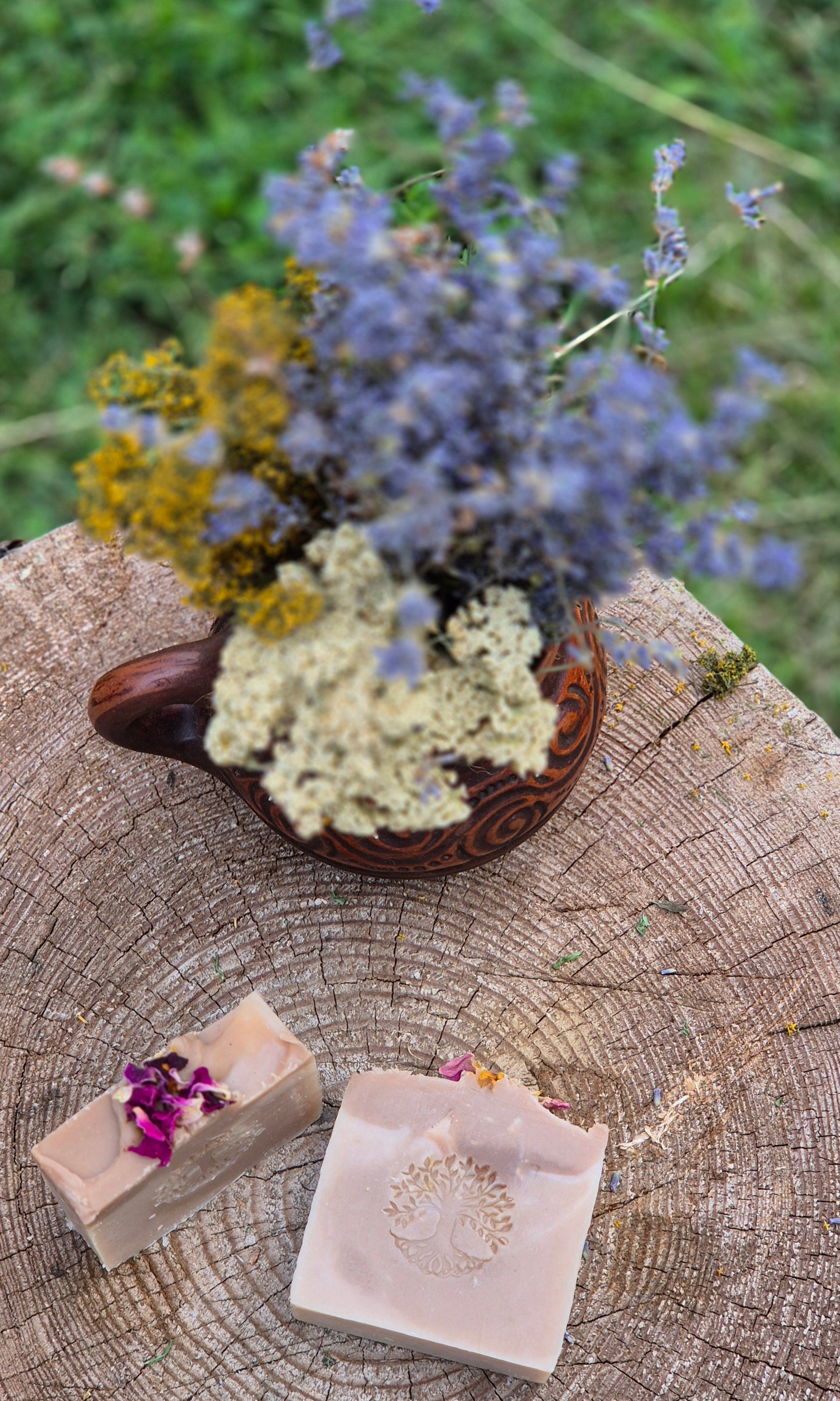 Săpun natural cu ulei de trandafir - detalii textură și ingrediente naturale