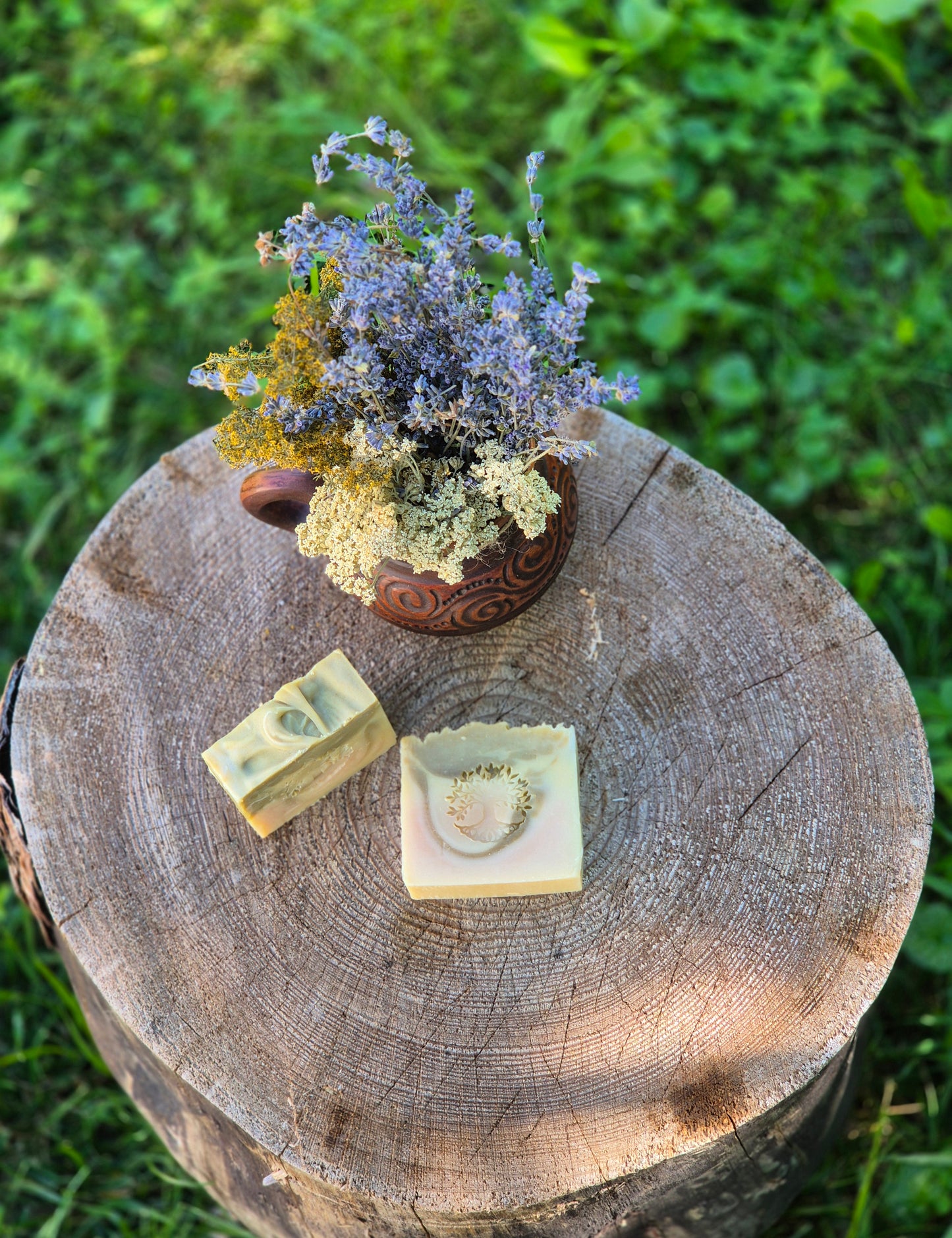 Săpun natural cu salvie și roiniță - detalii textură și ingrediente naturale