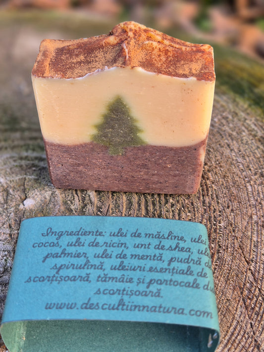 Detaliu săpun handmade de Crăciun cu scorțișoară și portocale naturale