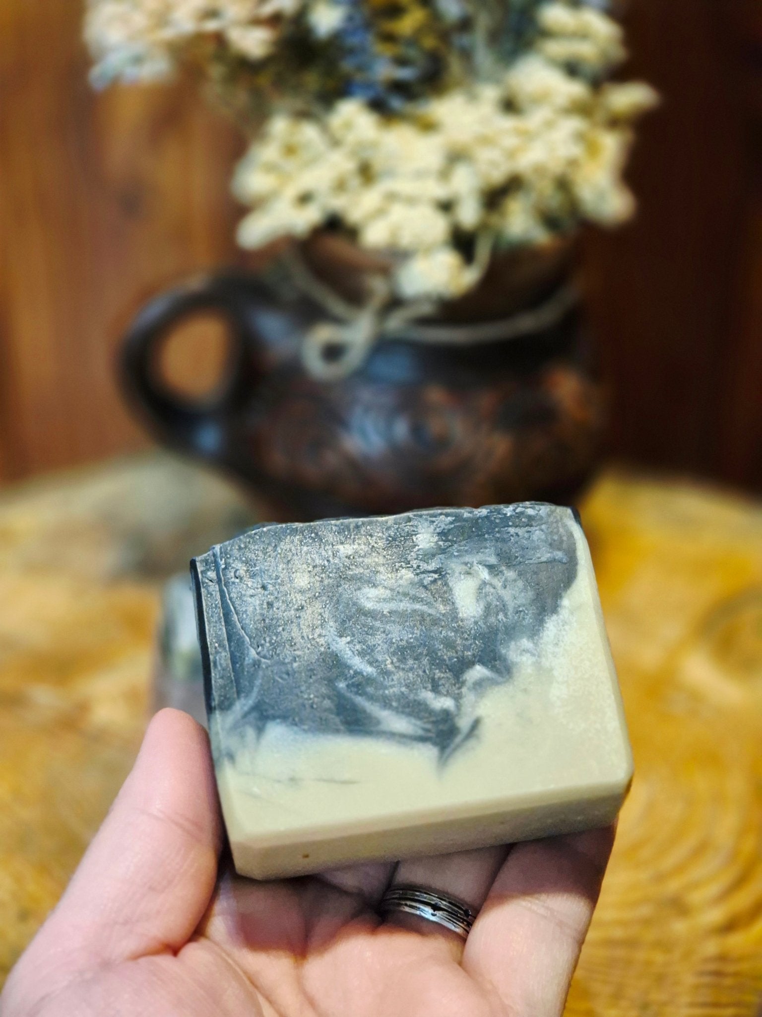 Săpun Natural pentru Față cu Ulei de Neem, Cărbune Activ si Tea Tree - 👣 Desculți în Natură
